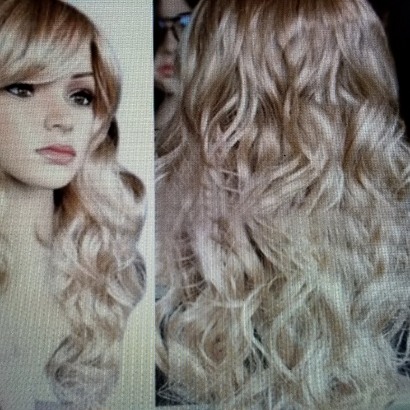 Beautiful 24" Blonde heat-resistant Synthetic Wig - Picture 4 of 8